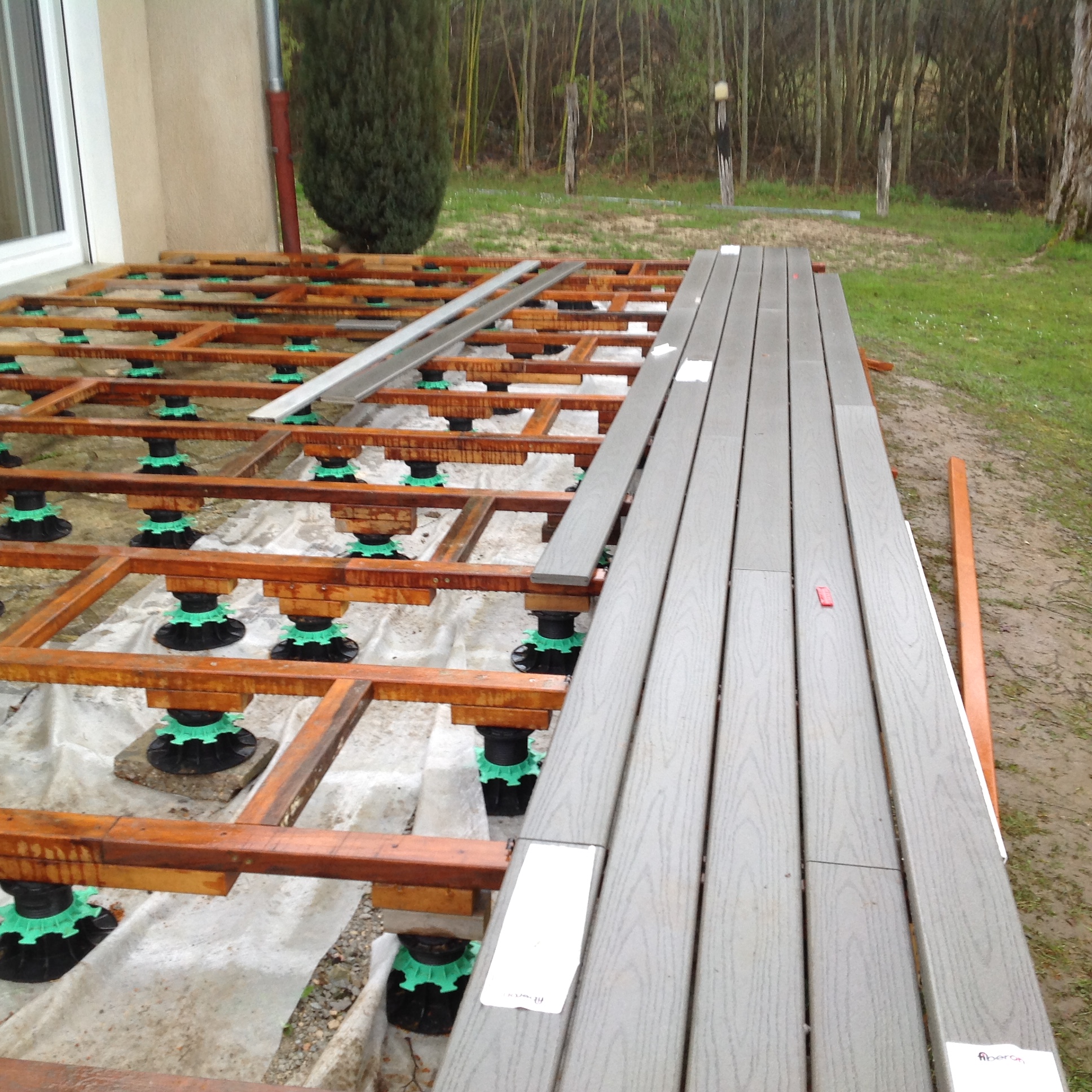 Terrasse bois posée par Alain Eme Menuiserie près de Besançon