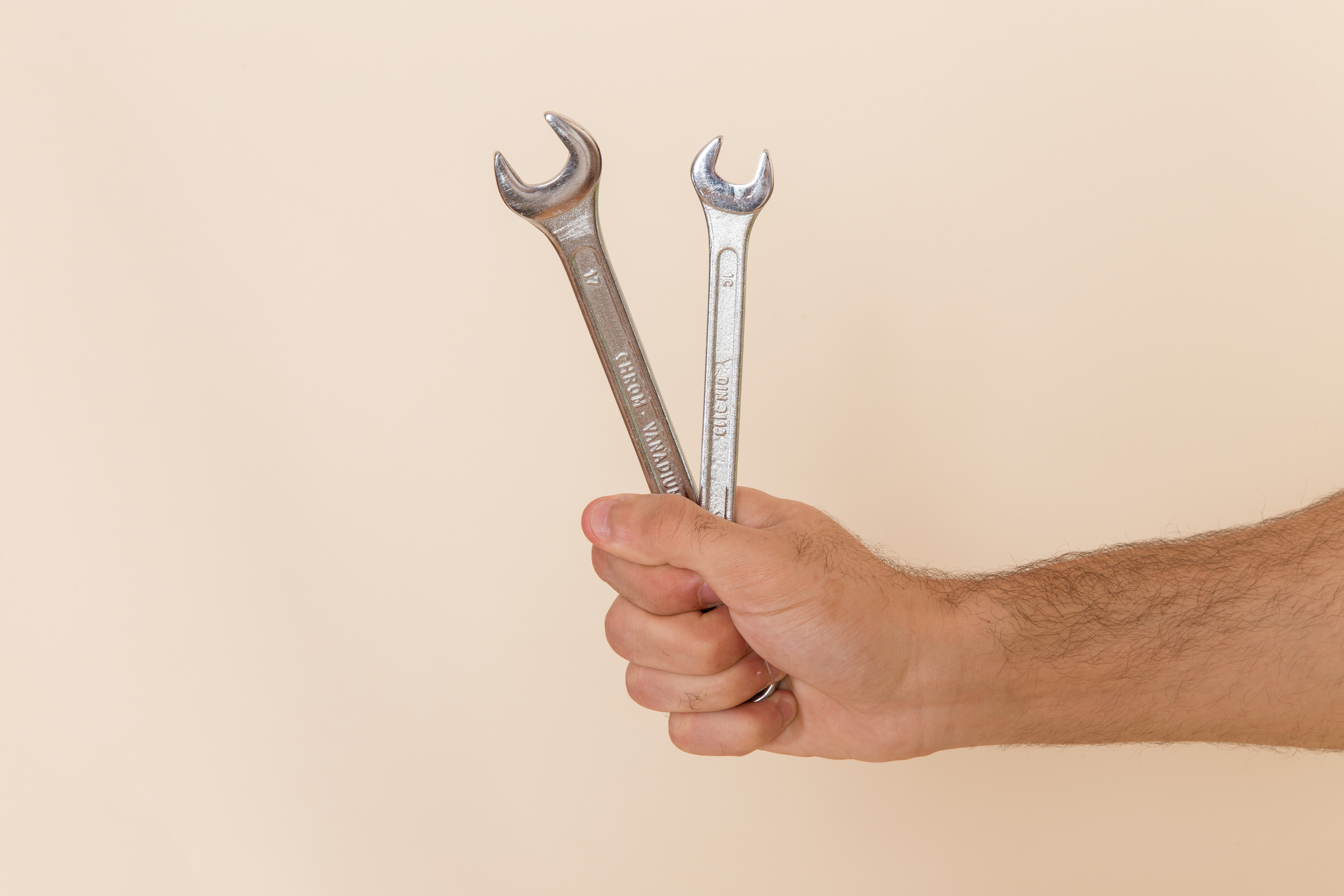 Technicien avec outils professionnels